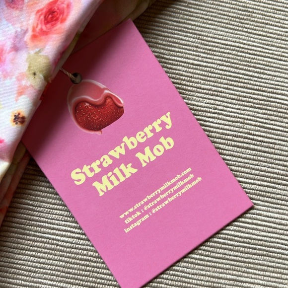 Strawberry Milk Mob Floral Bikini - Pink and White - Picture 5 of 10